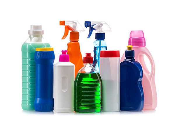 نظافت سرویس بهداشتی با شوینده‌های شیمیایی